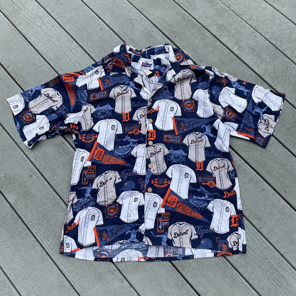 Vintage Detroit Tigers Themed Button-Up Shirt